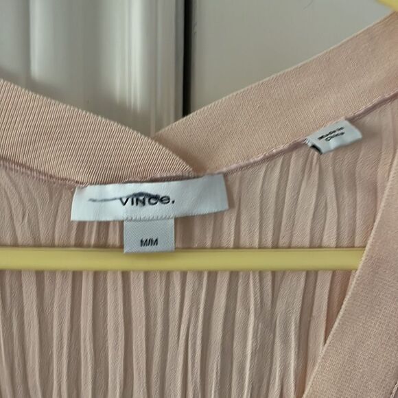 🎀 Vince. Crushed sleeveless double v neck blouse in French rose new - Picture 5 of 13